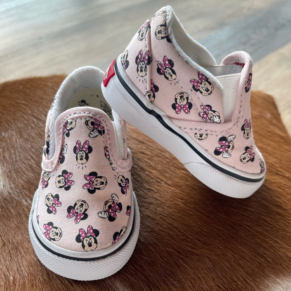 Vans Kids Minnie Mouse Slip-On Sneakers in Pink and White